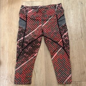 Women’s Athleta Cropped Patterned Workout leggings